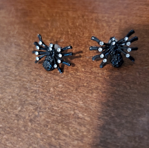 Lovely Earrings - Picture 4 of 4